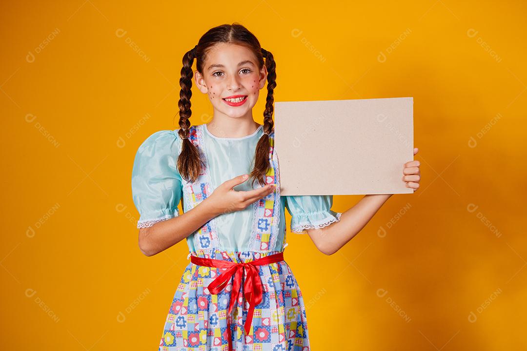Criança com roupas típicas da famosa festa brasileira chamada Festa junina