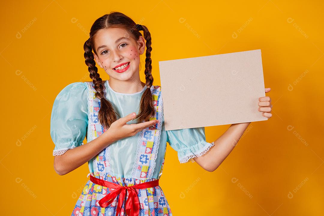 Criança com roupas típicas da famosa festa brasileira chamada Festa junina