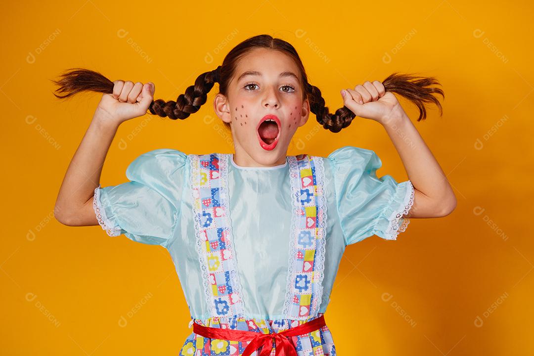 Criança com roupas típicas da famosa festa brasileira chamada Festa junina