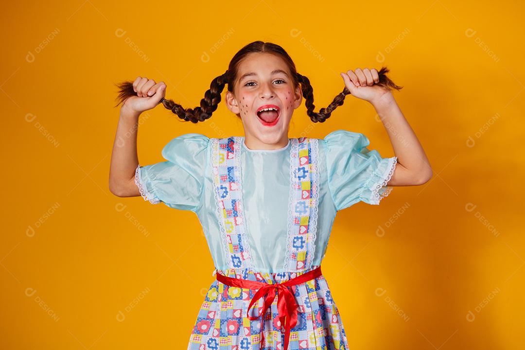 Criança com roupas típicas da famosa festa brasileira chamada Festa junina