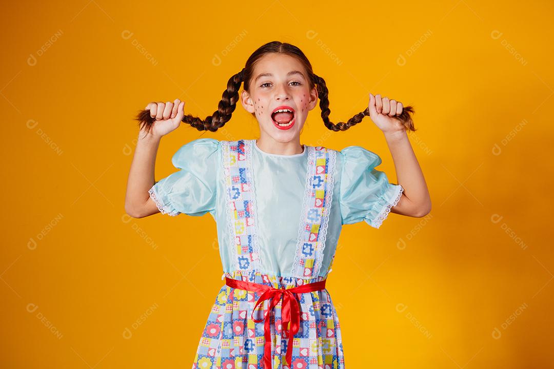 Criança com roupas típicas da famosa festa brasileira chamada Festa junina