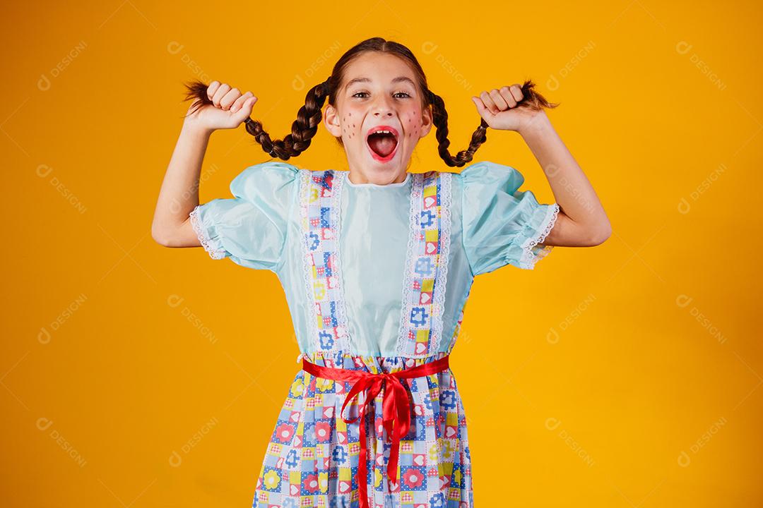 Criança com roupas típicas da famosa festa brasileira chamada Festa junina