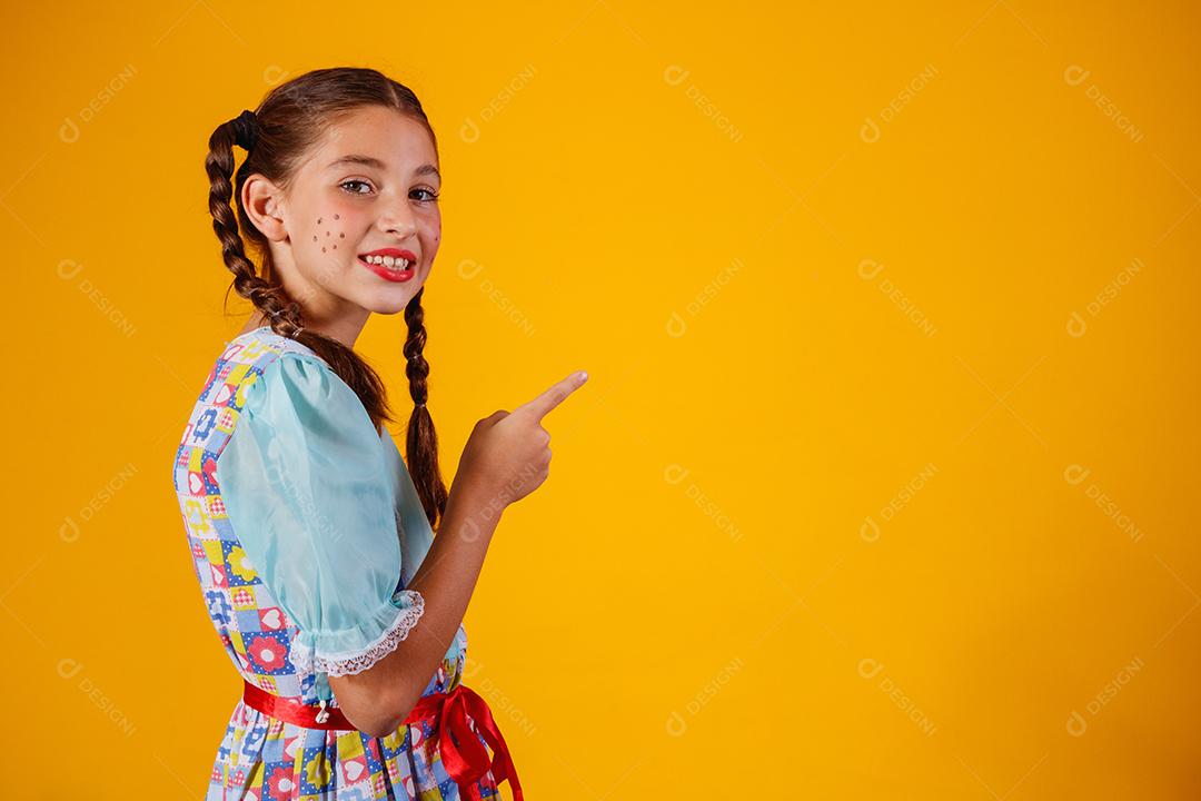 Criança com roupas típicas da famosa festa brasileira chamada Festa junina