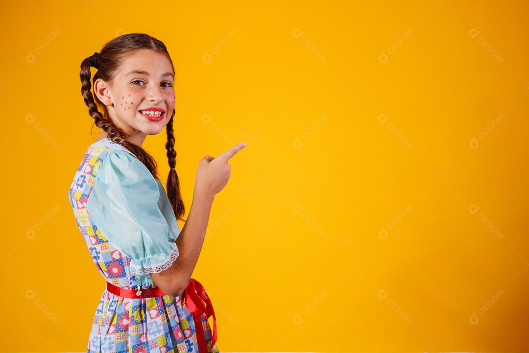 Criança com roupas típicas da famosa festa brasileira chamada Festa junina