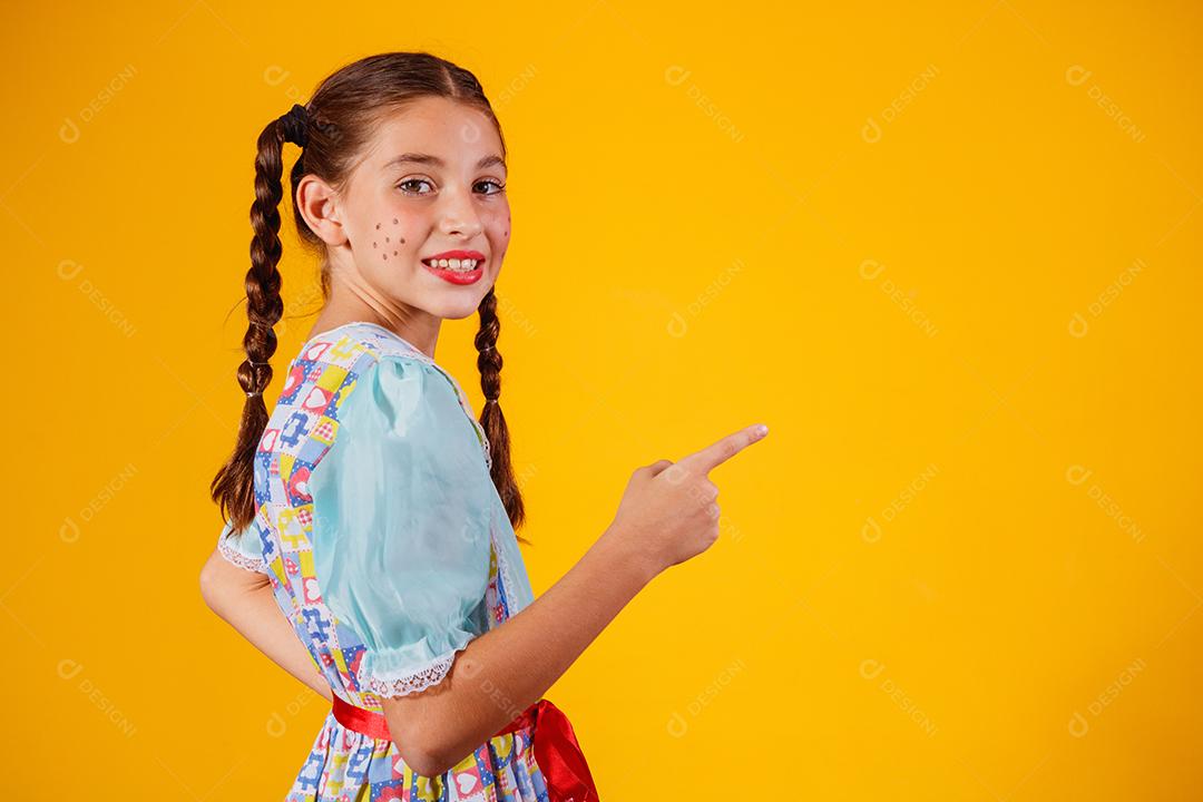 Criança com roupas típicas da famosa festa brasileira chamada Festa junina