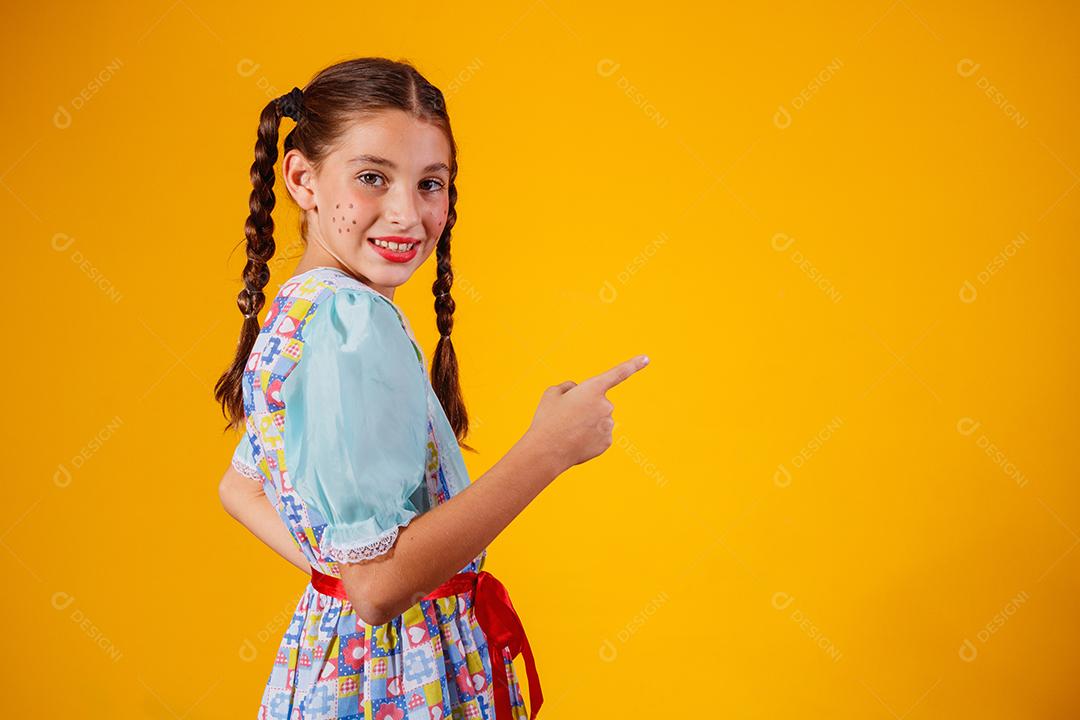 Criança com roupas típicas da famosa festa brasileira chamada Festa junina