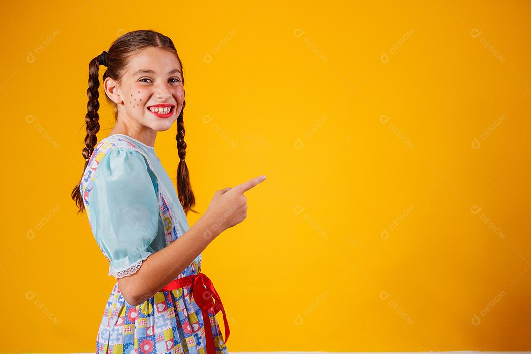 Criança com roupas típicas da famosa festa brasileira chamada Festa junina