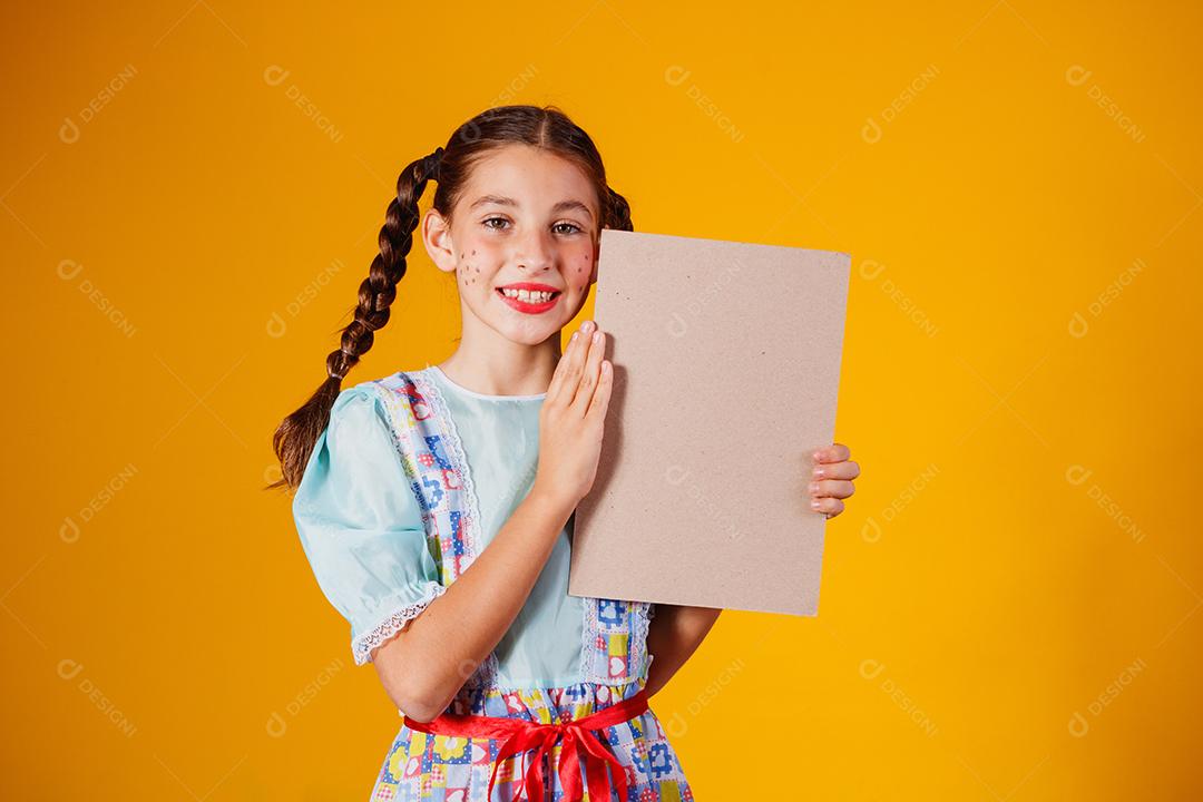Criança com roupas típicas da famosa festa brasileira chamada Festa junina