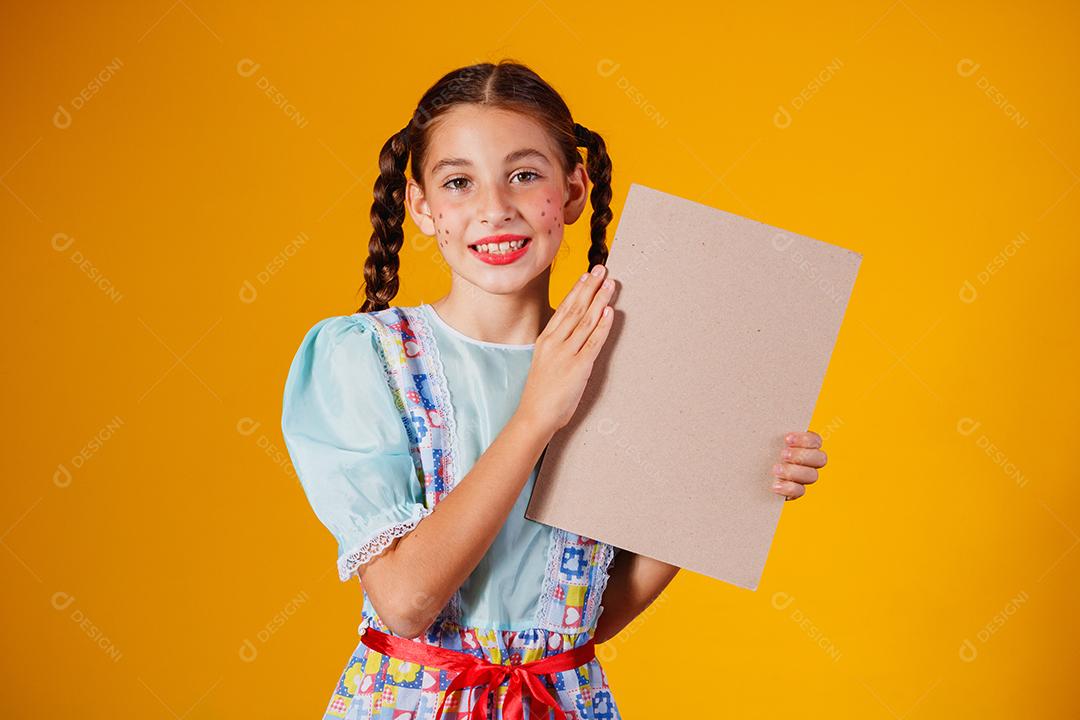 Criança com roupas típicas da famosa festa brasileira chamada Festa junina