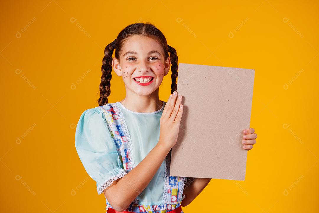 Criança com roupas típicas da famosa festa brasileira chamada Festa junina