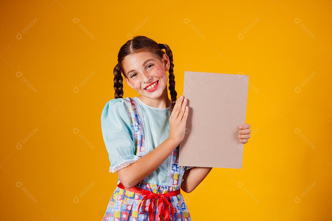 Criança com roupas típicas da famosa festa brasileira chamada Festa junina