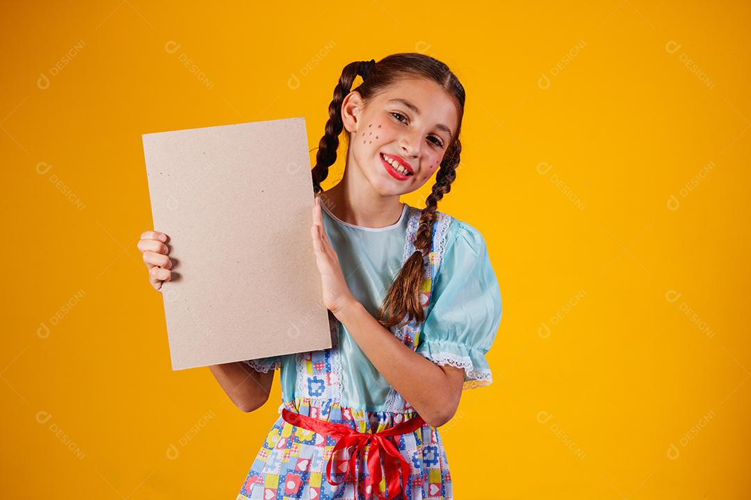 Criança com roupas típicas da famosa festa brasileira chamada Festa junina