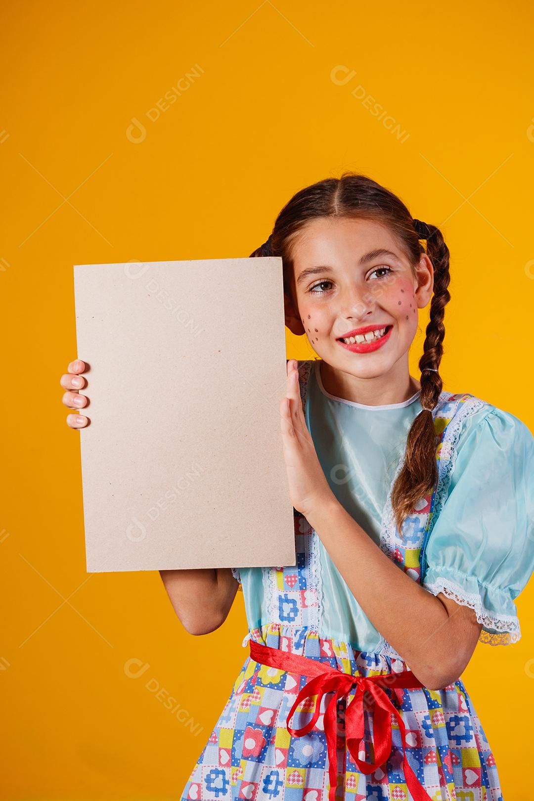 Criança com roupas típicas da famosa festa brasileira chamada Festa junina