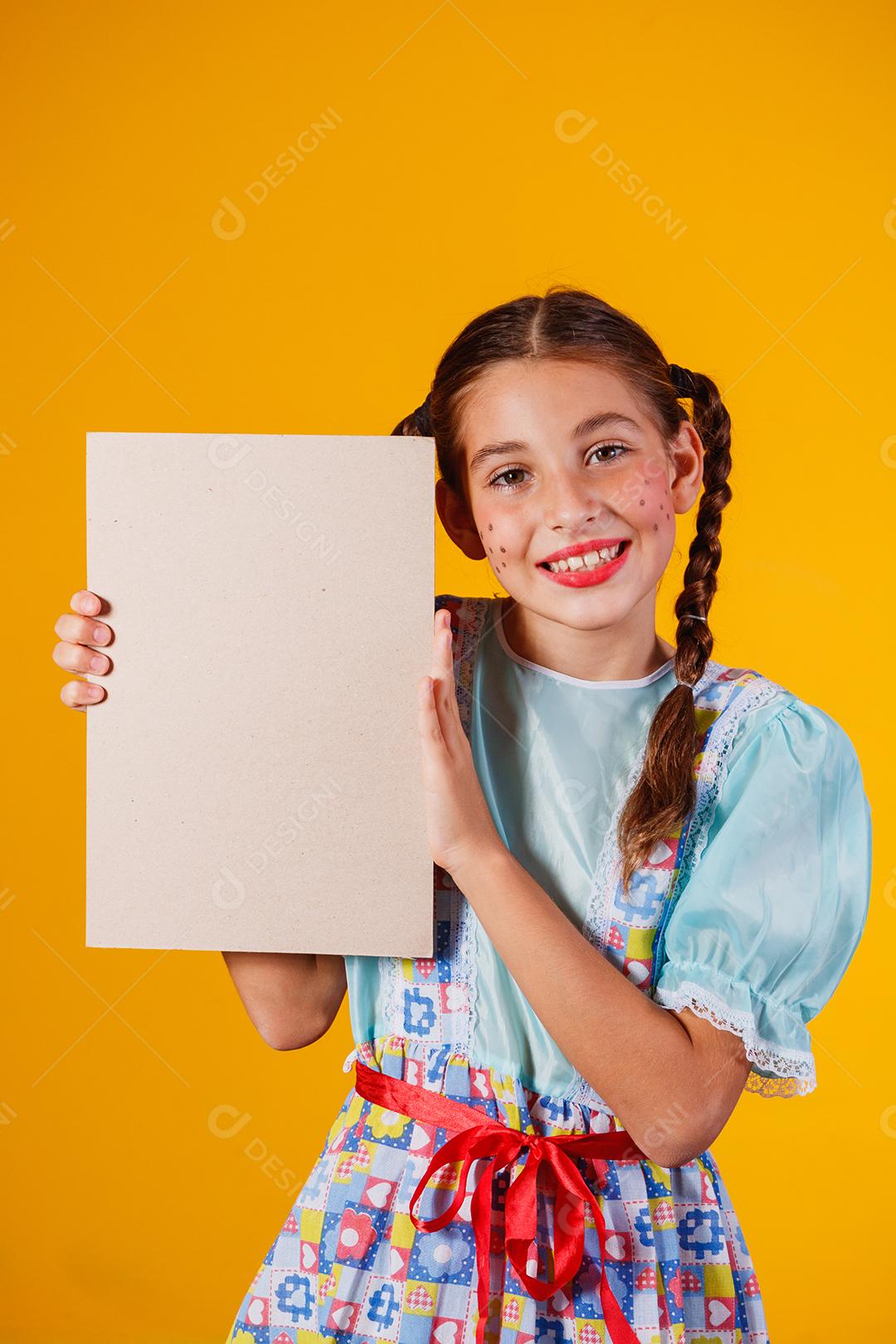 Criança com roupas típicas da famosa festa brasileira chamada Festa junina