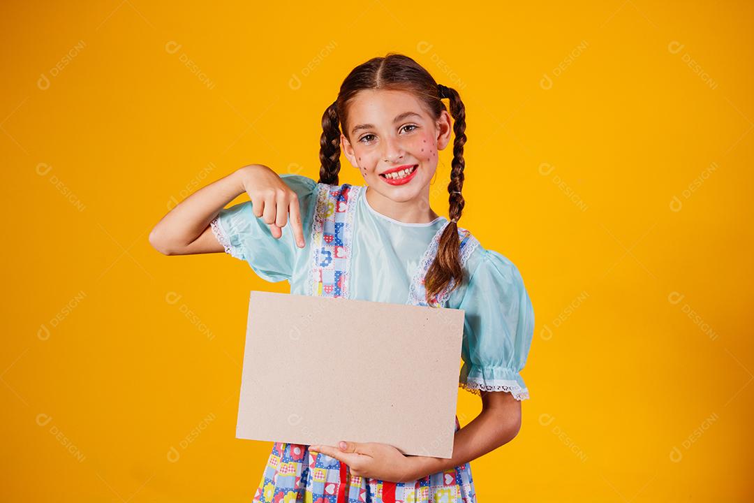 Criança com roupas típicas da famosa festa brasileira chamada Festa junina