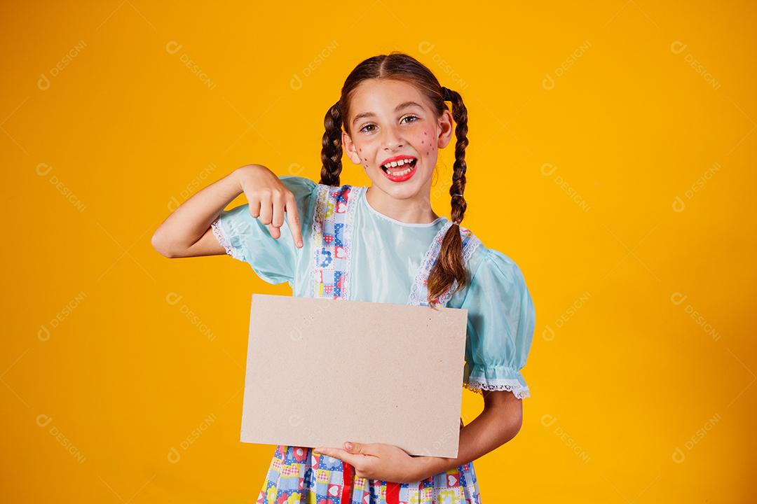 Criança com roupas típicas da famosa festa brasileira chamada Festa junina