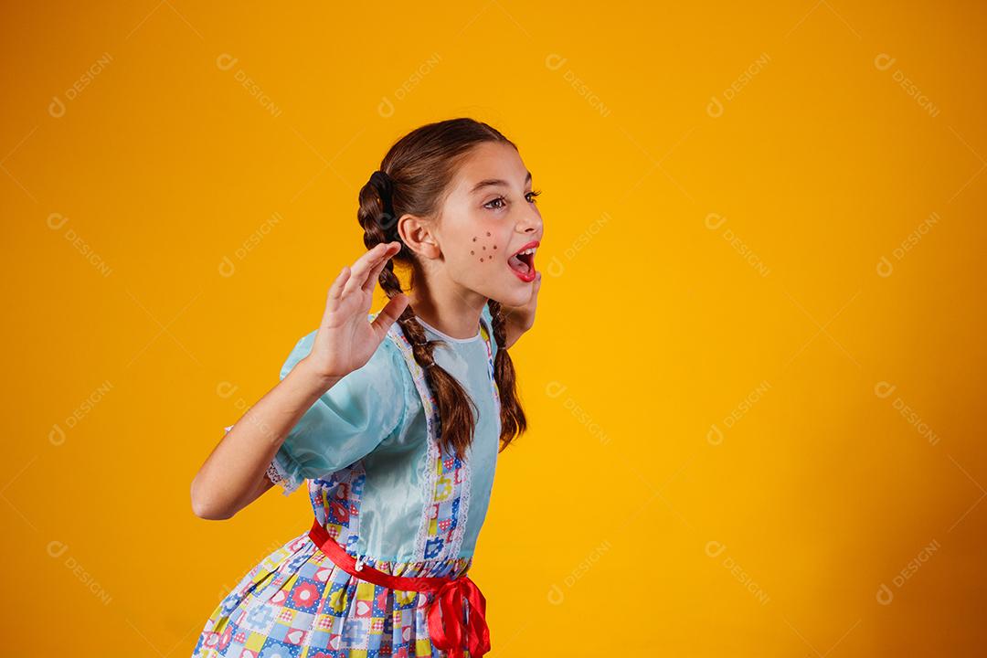 Criança com roupas típicas da famosa festa brasileira chamada Festa junina