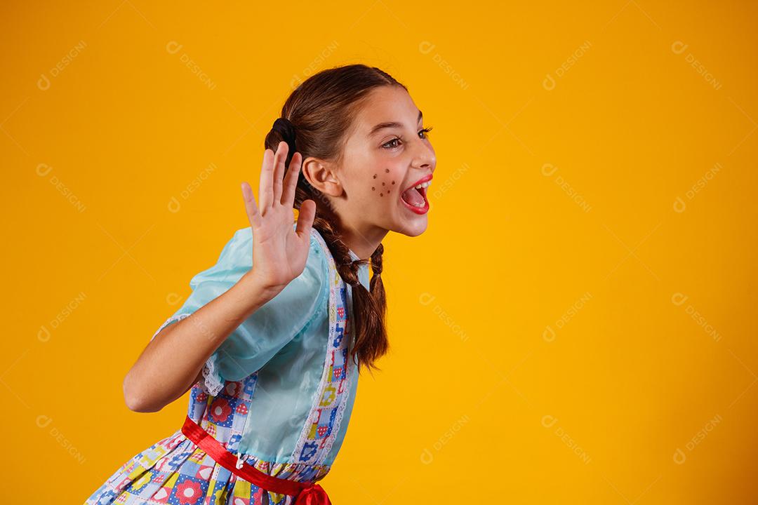 Criança com roupas típicas da famosa festa brasileira chamada Festa junina