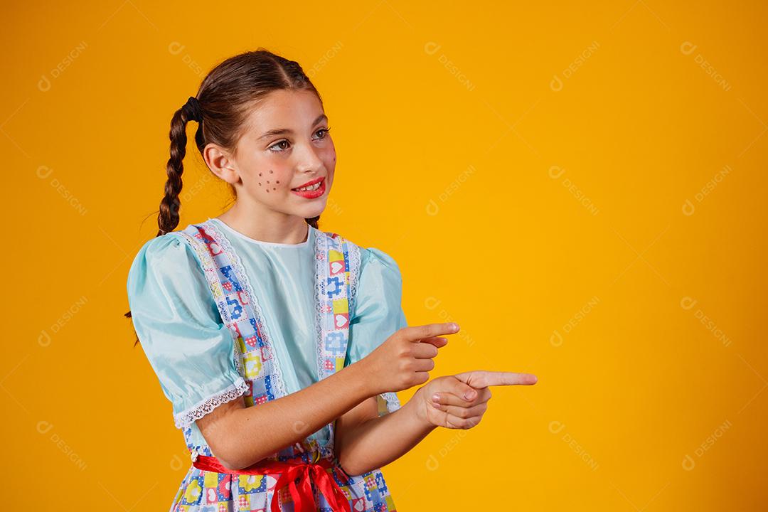 Criança com roupas típicas da famosa festa brasileira chamada Festa junina