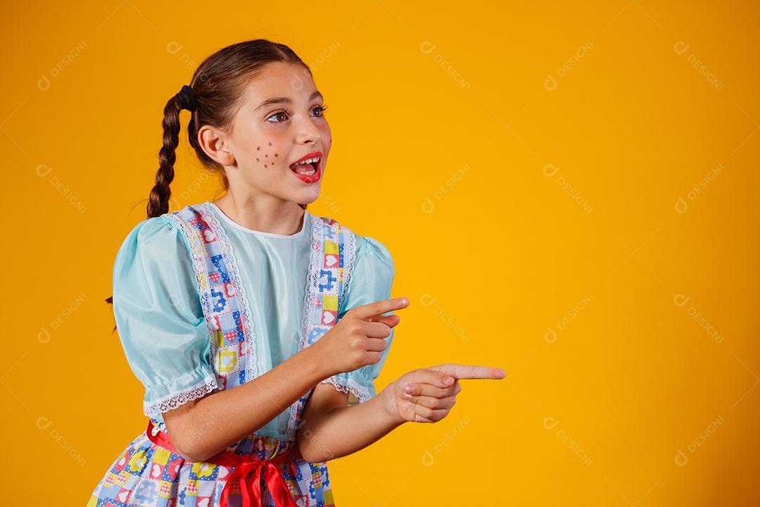 Criança com roupas típicas da famosa festa brasileira chamada Festa junina