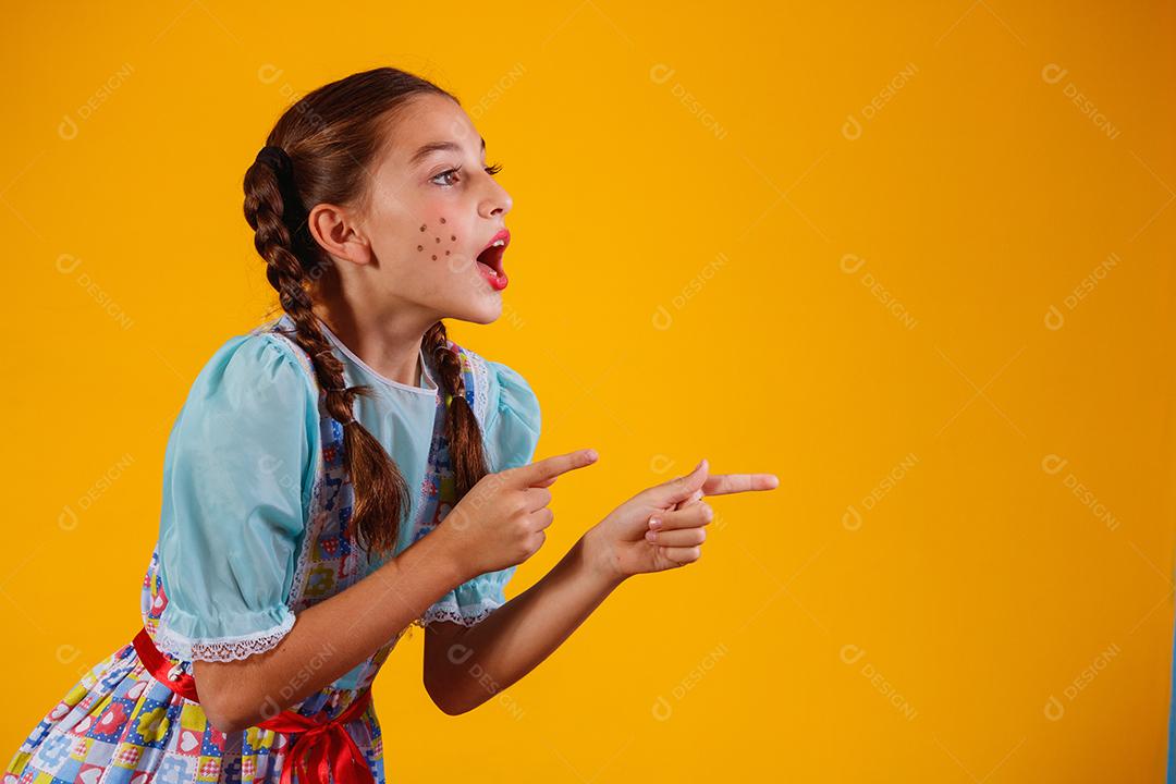 Criança com roupas típicas da famosa festa brasileira chamada Festa junina