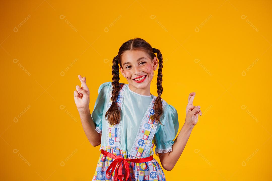 Criança com roupas típicas da famosa festa brasileira chamada Festa junina