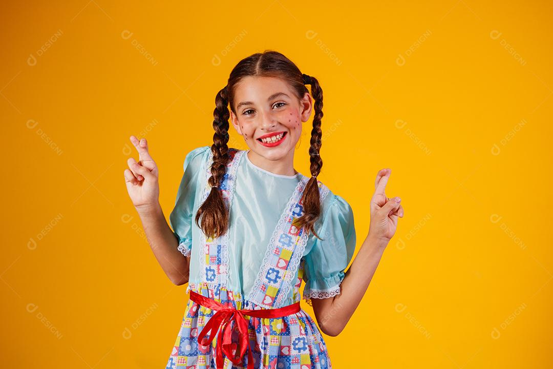 Criança com roupas típicas da famosa festa brasileira chamada Festa junina