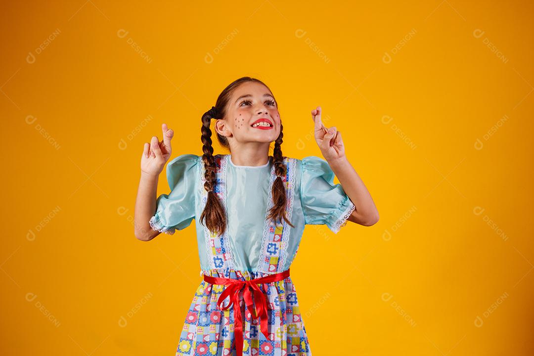 Criança com roupas típicas da famosa festa brasileira chamada Festa