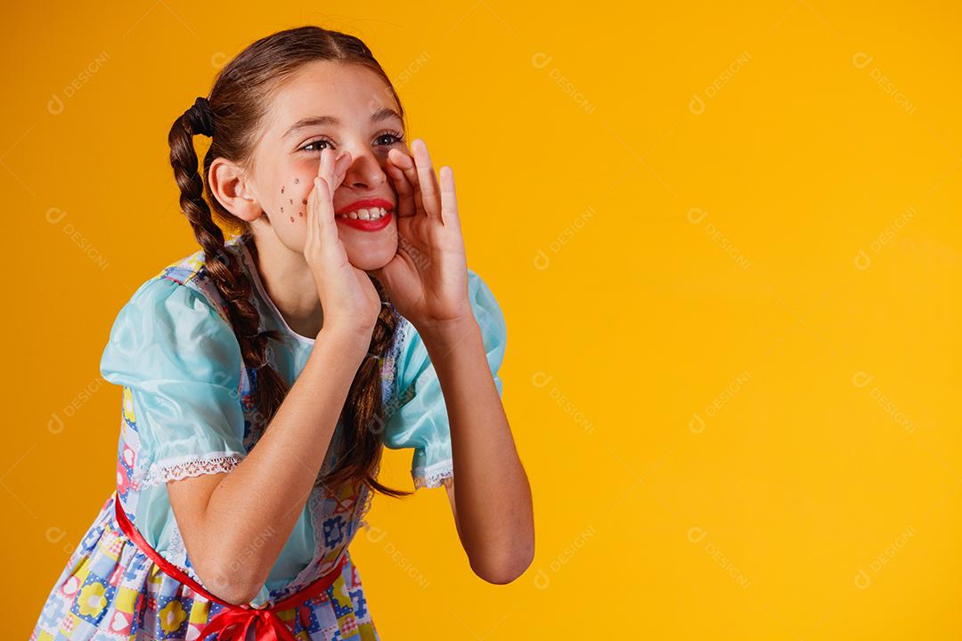 Criança com roupas típicas da famosa festa brasileira chamada Festa