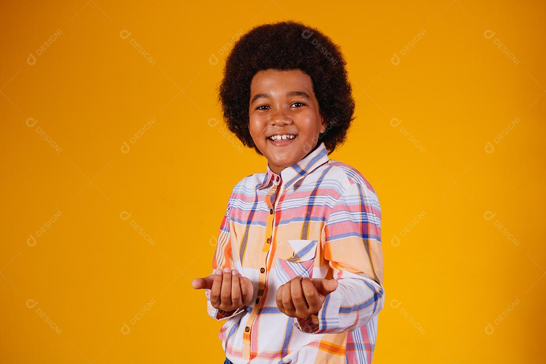 Retrato de um menino afro vestindo roupas típicas para a Festa Junina
