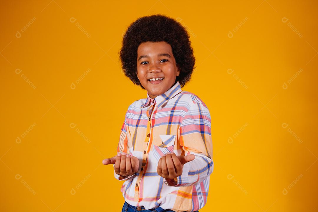 Retrato de um menino afro vestindo roupas típicas para a Festa Junina