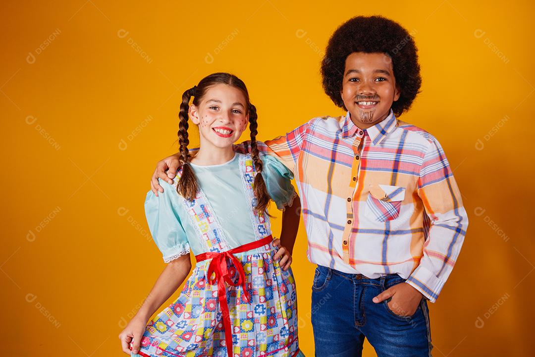 Crianças em roupas típicas da famosa festa brasileira chamada Festa Junina em comemoração ao São João