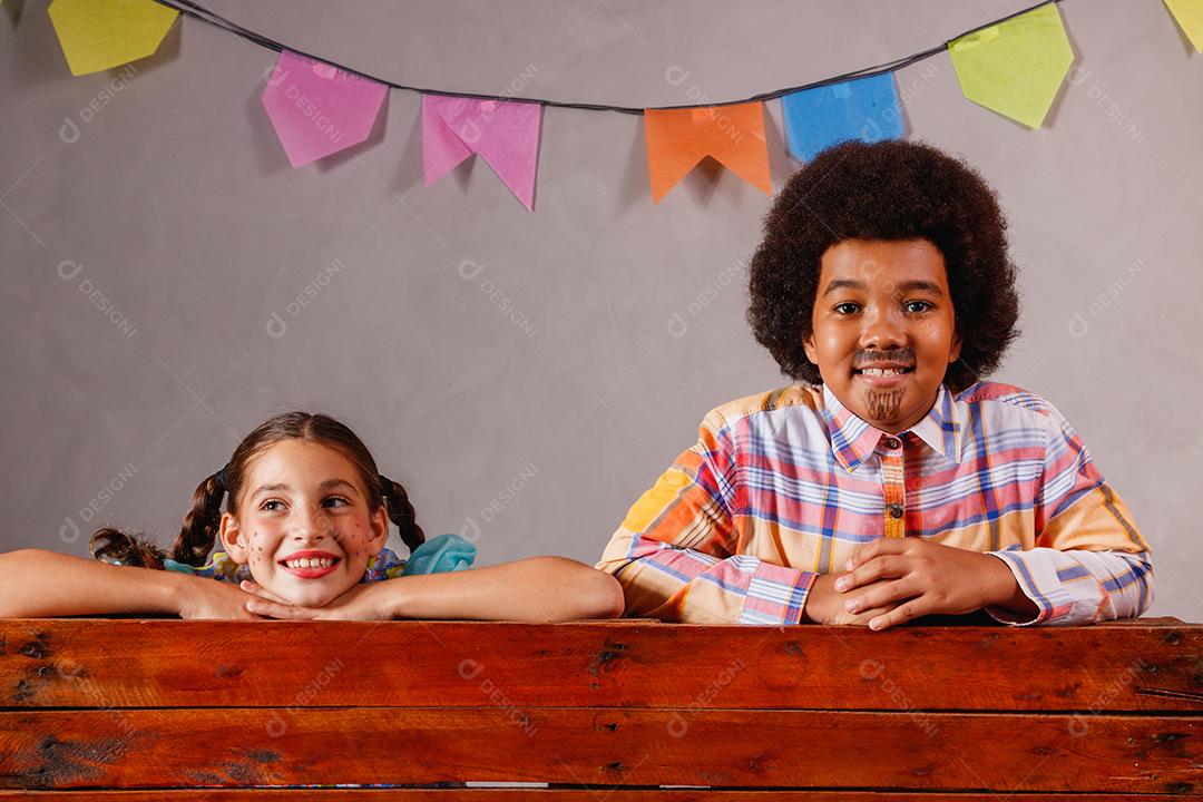 Crianças em roupas típicas da famosa festa brasileira chamada Festa Junina em comemoração ao São João