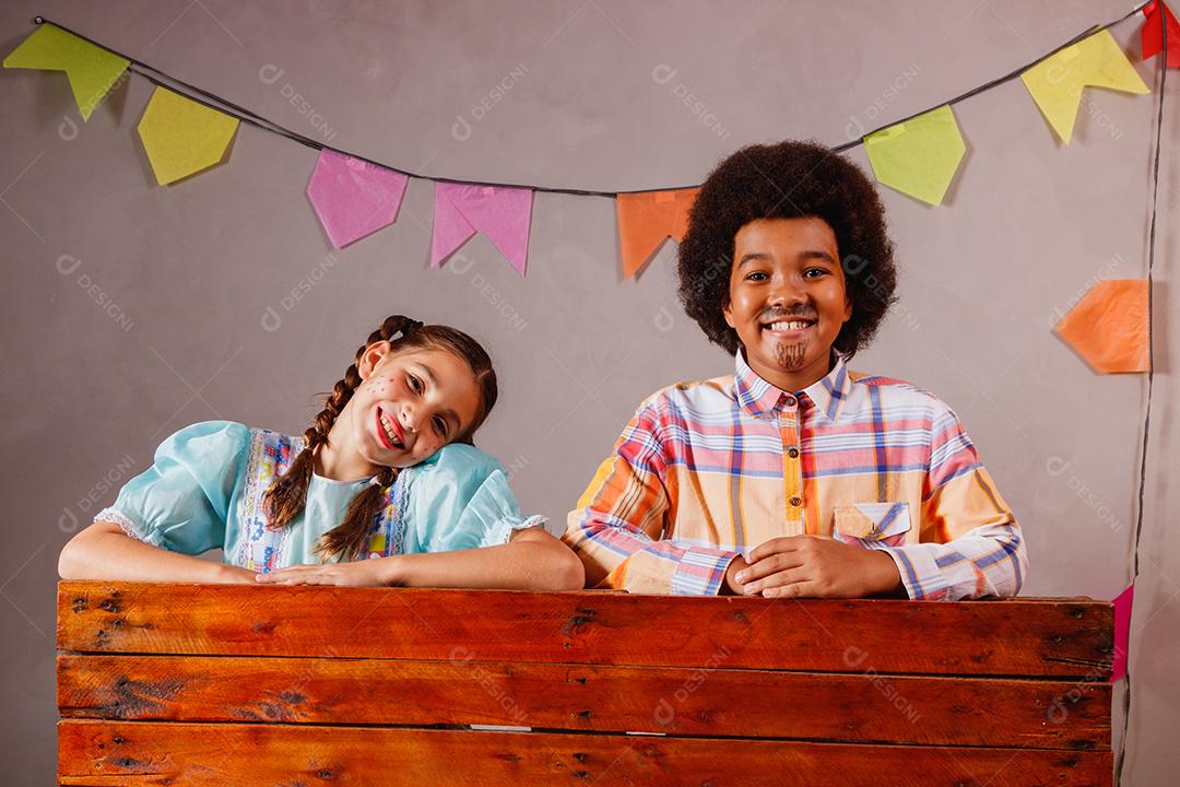 Crianças em roupas típicas da famosa festa brasileira chamada Festa Junina em comemoração ao São João