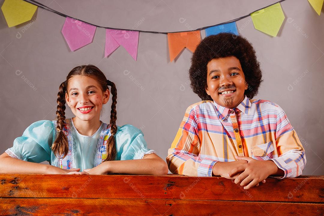 Crianças em roupas típicas da famosa festa brasileira chamada Festa Junina em comemoração ao São João