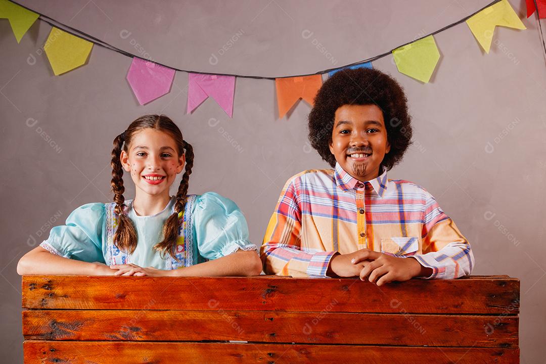 Crianças em roupas típicas da famosa festa brasileira chamada Festa Junina em comemoração ao São João