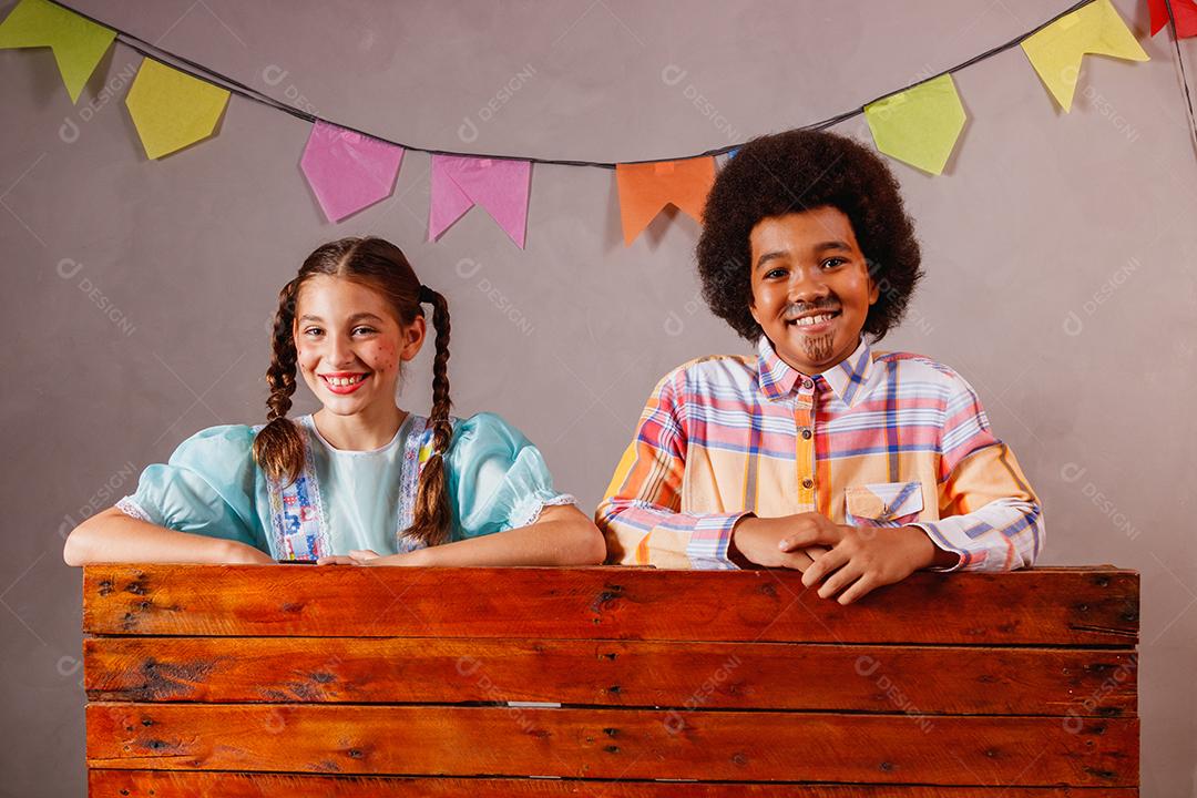 Crianças em roupas típicas da famosa festa brasileira chamada Festa Junina em comemoração ao São João