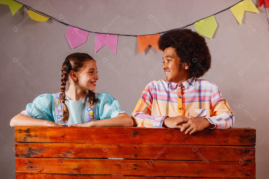 Crianças em roupas típicas da famosa festa brasileira chamada Festa Junina em comemoração ao São João