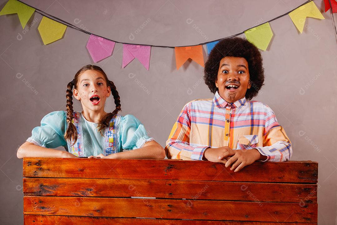 Crianças em roupas típicas da famosa festa brasileira chamada Festa Junina em comemoração ao São João