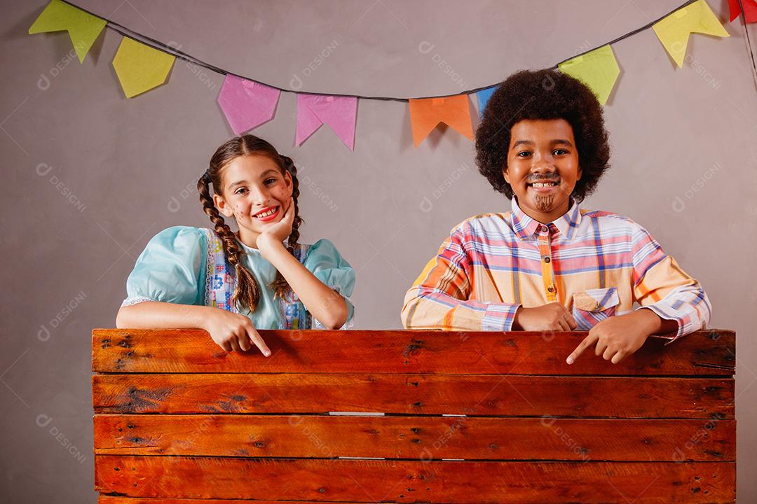 Crianças em roupas típicas da famosa festa brasileira chamada Festa Junina em comemoração ao São João