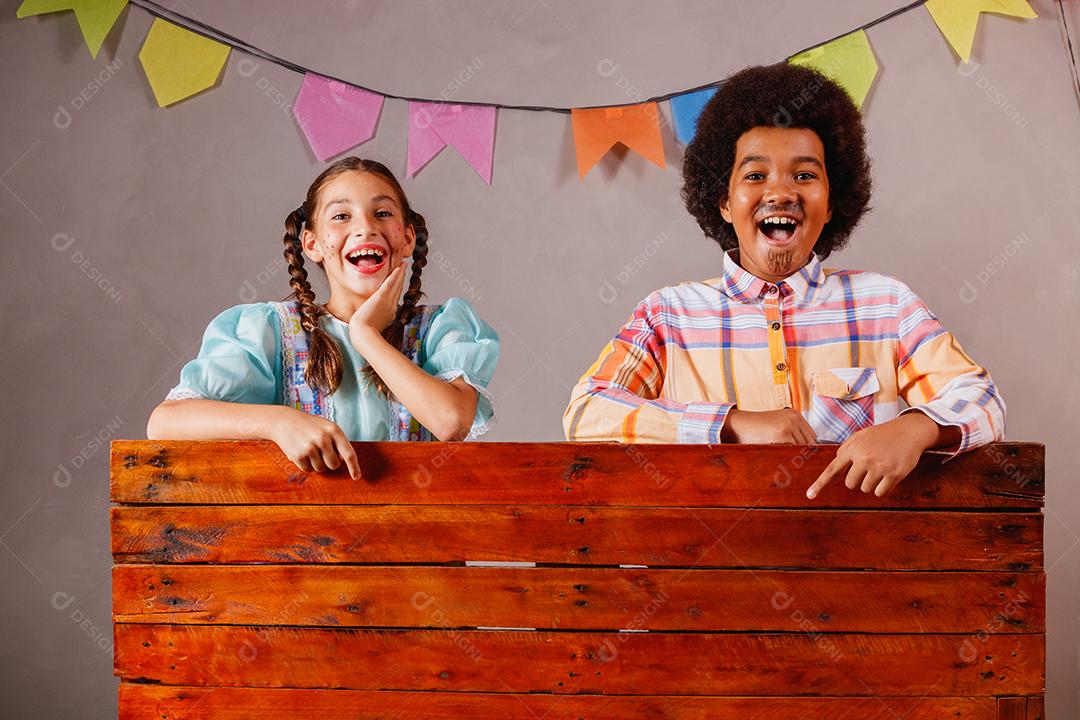 Crianças em roupas típicas da famosa festa brasileira chamada Festa Junina em comemoração ao São João