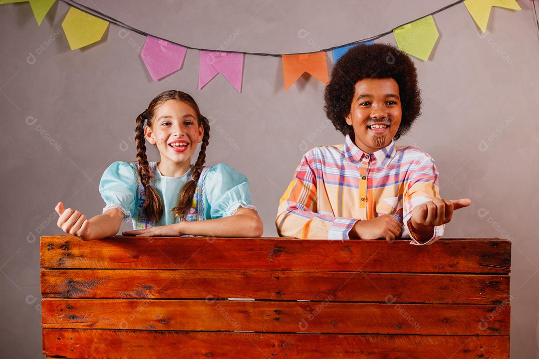 Crianças em roupas típicas da famosa festa brasileira chamada Festa Junina em comemoração ao São João