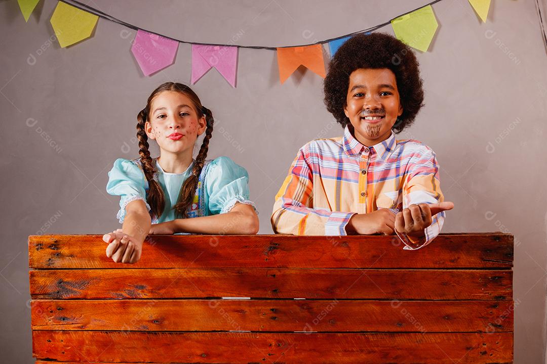 Crianças em roupas típicas da famosa festa brasileira chamada Festa Junina em comemoração ao São João