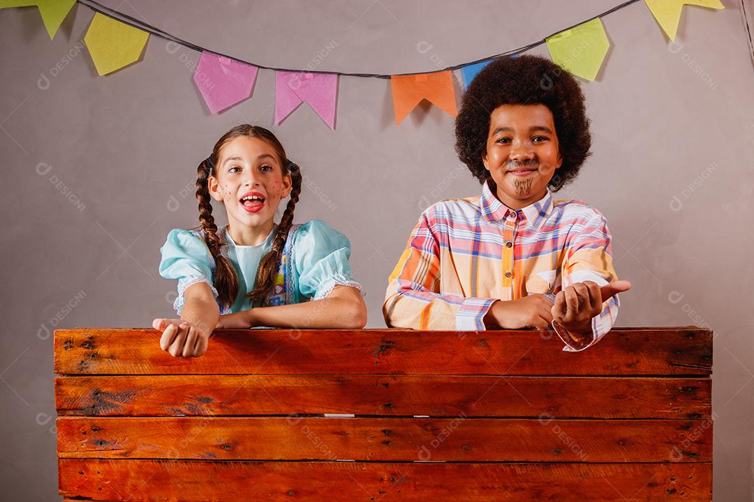 Crianças em roupas típicas da famosa festa brasileira chamada Festa Junina em comemoração ao São João