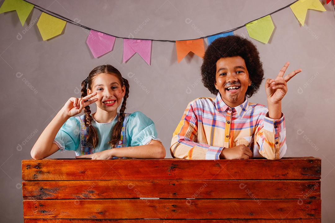Crianças em roupas típicas da famosa festa brasileira chamada Festa Junina em comemoração ao São João