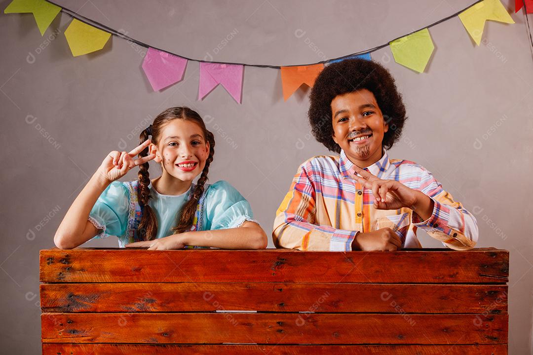 Crianças em roupas típicas da famosa festa brasileira chamada Festa Junina em comemoração ao São João