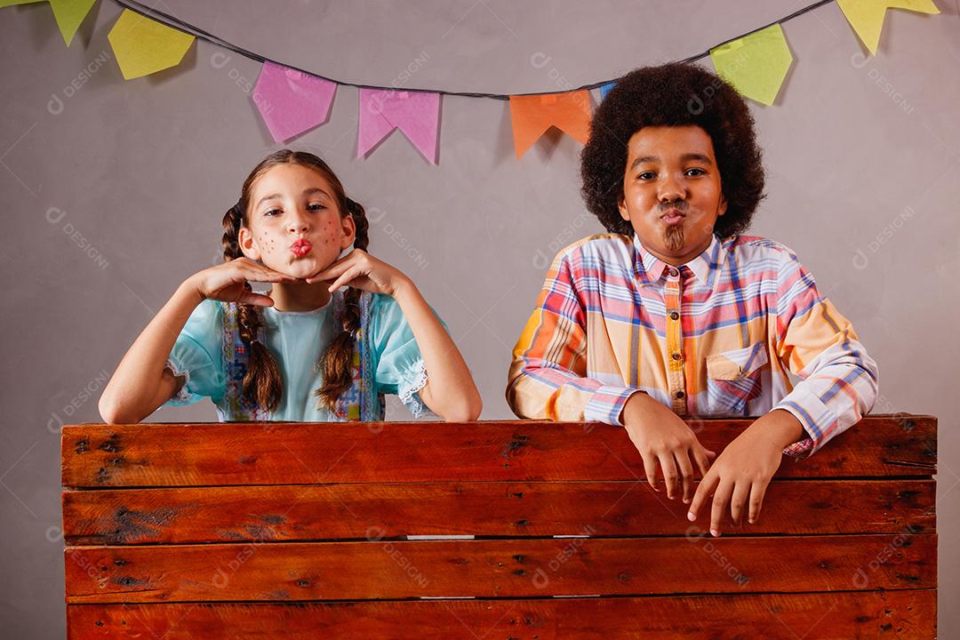 Crianças em roupas típicas da famosa festa brasileira chamada Festa Junina em comemoração ao São João