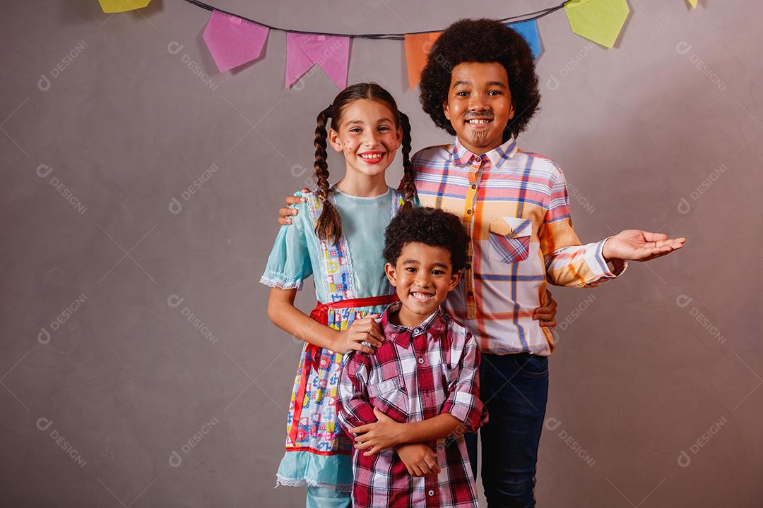 Crianças em roupas típicas da famosa festa brasileira