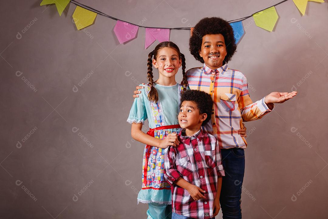 Crianças em roupas típicas da famosa festa brasileira
