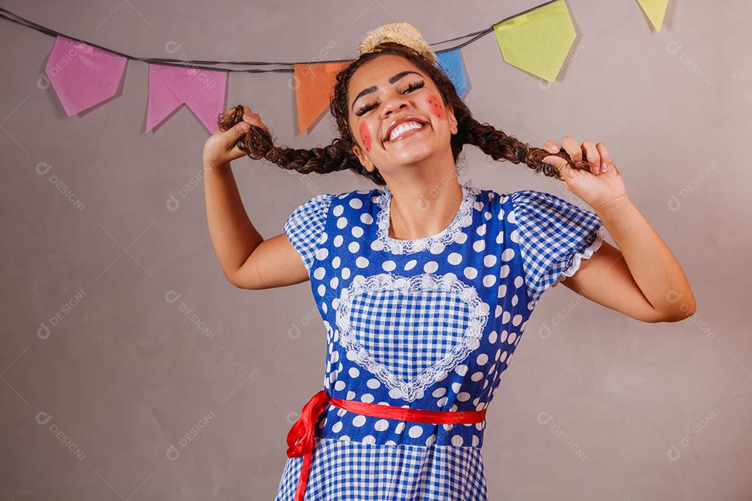 Mulher brasileira vestindo roupas típicas para a Festa Junina